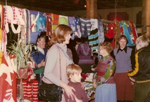 Joulumyyjäiset Linnasalilla 70- ja 80-lukujen vaihteessa. Joulumyyjäiset Linnasalilla 70- ja 80-lukujen vaihteessa.